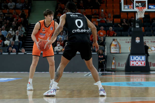 吸引两名防 吸引两名防